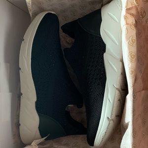 New Taryn Rose 6.5M black sneakers